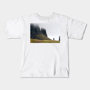 Taking the photo: sightseers at Trotternish Ridge, Isle of Skye, Scotland Kids T-Shirt